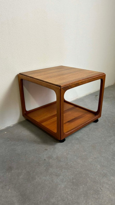 
                  
                    Bijzettafeltje kubus teak - trolley - LOUI.STORE
                  
                