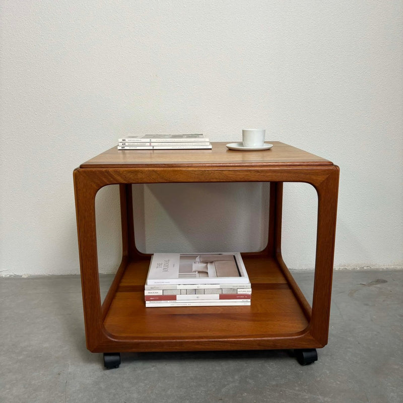 Bijzettafeltje kubus teak - trolley - LOUI.STORE