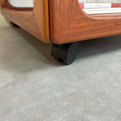 
                  
                    Bijzettafeltje kubus teak - trolley - LOUI.STORE
                  
                
