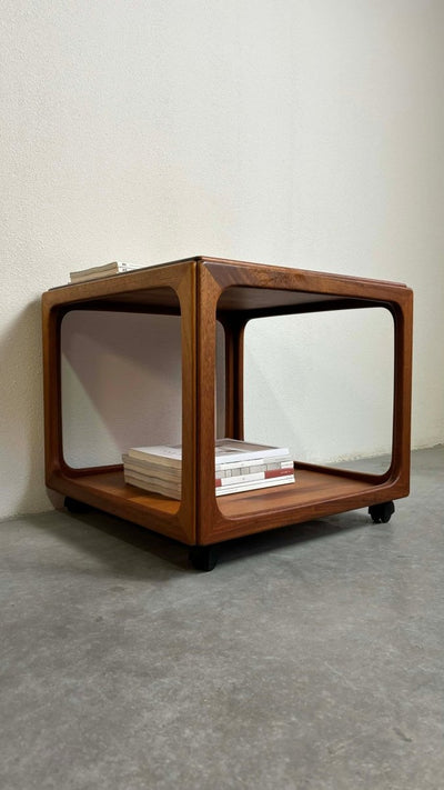 
                  
                    Bijzettafeltje kubus teak - trolley - LOUI.STORE
                  
                