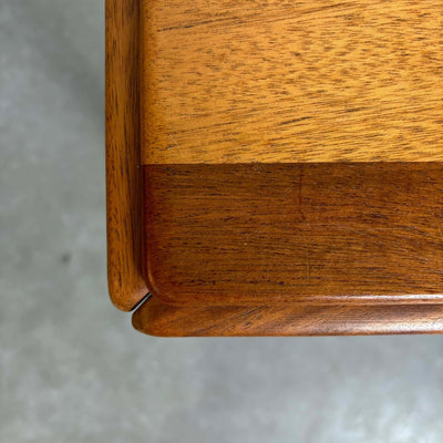 
                  
                    Bijzettafeltje kubus teak - trolley - LOUI.STORE
                  
                