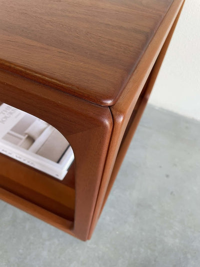 
                  
                    Bijzettafeltje kubus teak - trolley - LOUI.STORE
                  
                