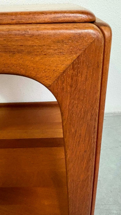 
                  
                    Bijzettafeltje kubus teak - trolley - LOUI.STORE
                  
                