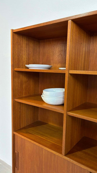 
                  
                    Boekenkast schuifdeurtjes teak - LOUI.STORE
                  
                