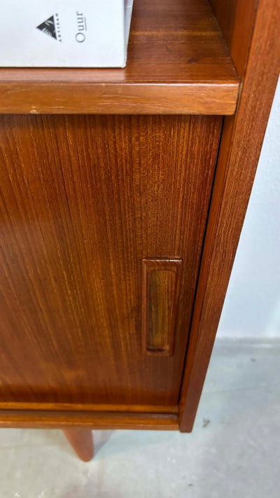 
                  
                    Boekenkast schuifdeurtjes teak - LOUI.STORE
                  
                