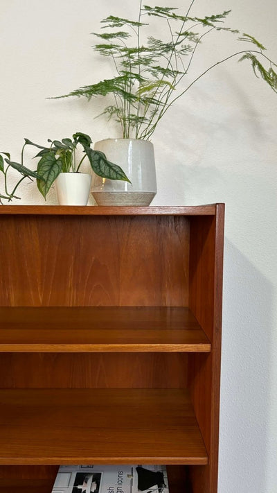 
                  
                    Boekenkast schuifdeurtjes teak - LOUI.STORE
                  
                