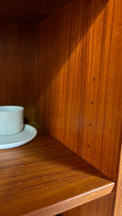 
                  
                    Boekenkast schuifdeurtjes teak - LOUI.STORE
                  
                