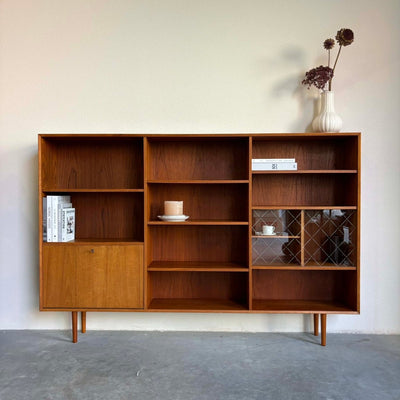 Boekenkast teak glazen deurtjes - LOUI.STORE