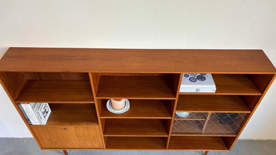 
                  
                    Boekenkast teak glazen deurtjes - LOUI.STORE
                  
                