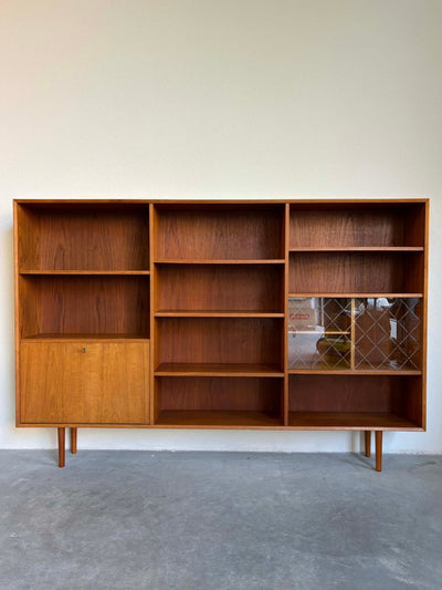 
                  
                    Boekenkast teak glazen deurtjes - LOUI.STORE
                  
                