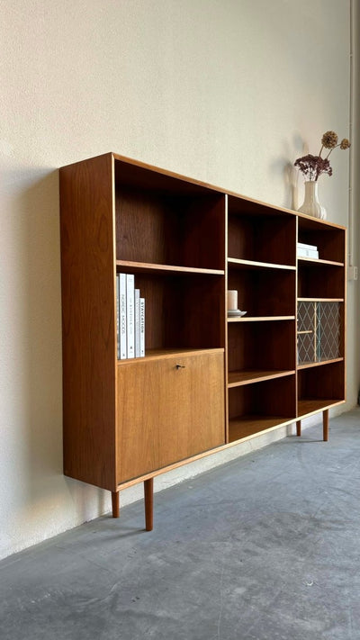 
                  
                    Boekenkast teak glazen deurtjes - LOUI.STORE
                  
                