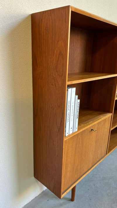 
                  
                    Boekenkast teak glazen deurtjes - LOUI.STORE
                  
                
