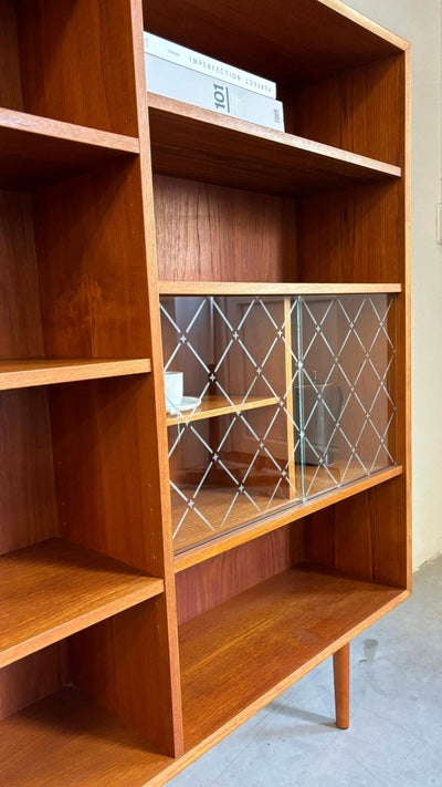 
                  
                    Boekenkast teak glazen deurtjes - LOUI.STORE
                  
                