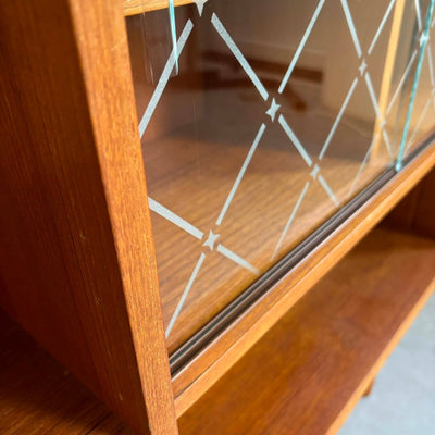 
                  
                    Boekenkast teak glazen deurtjes - LOUI.STORE
                  
                