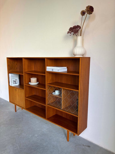 Boekenkast teak glazen deurtjes - LOUI.STORE