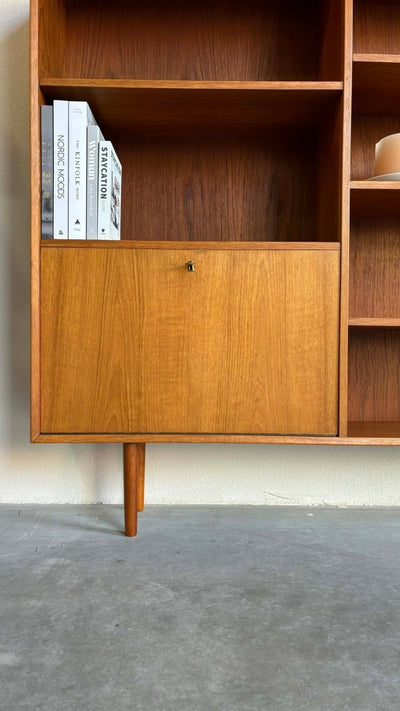 
                  
                    Boekenkast teak glazen deurtjes - LOUI.STORE
                  
                