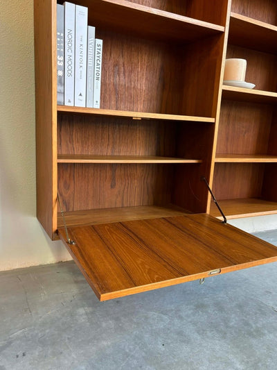 
                  
                    Boekenkast teak glazen deurtjes - LOUI.STORE
                  
                