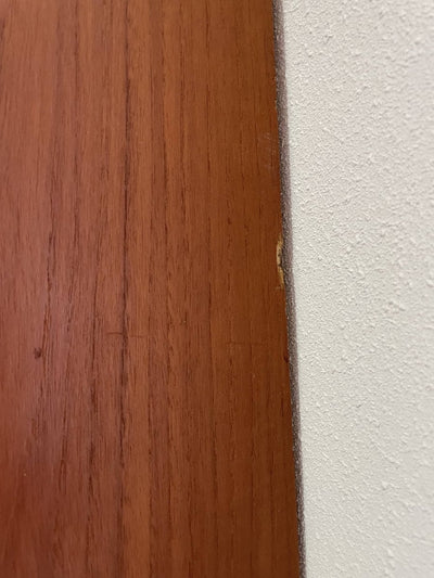 
                  
                    Boekenkast teak schuinaflopend - LOUI.STORE
                  
                