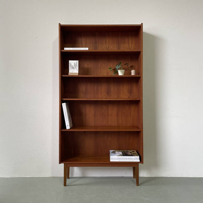 Boekenkast teak schuinaflopend - LOUI.STORE