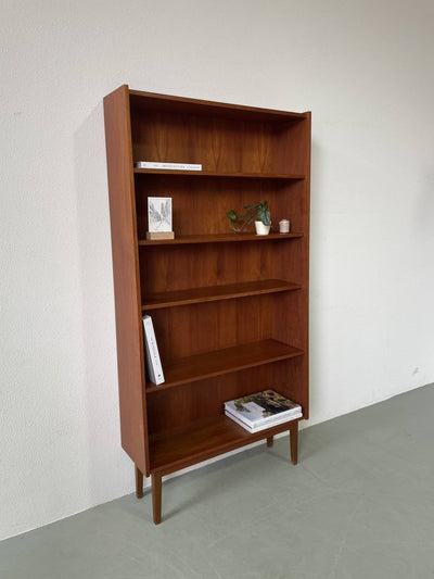 Boekenkast teak schuinaflopend - LOUI.STORE