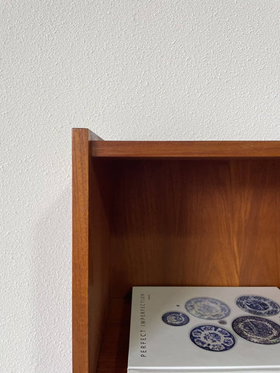 
                  
                    Boekenkast teak schuinaflopend - LOUI.STORE
                  
                