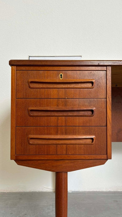 
                  
                    Bureau 2-zijdig +brievenstandaard - LOUI.STORE
                  
                