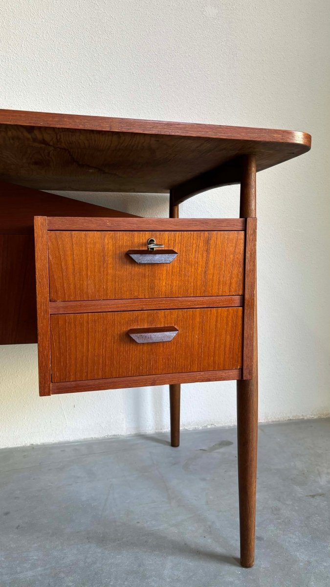 
                  
                    Bureau 2-zijdig Gunnar Nielsen Tibergaard - LOUI.STORE
                  
                