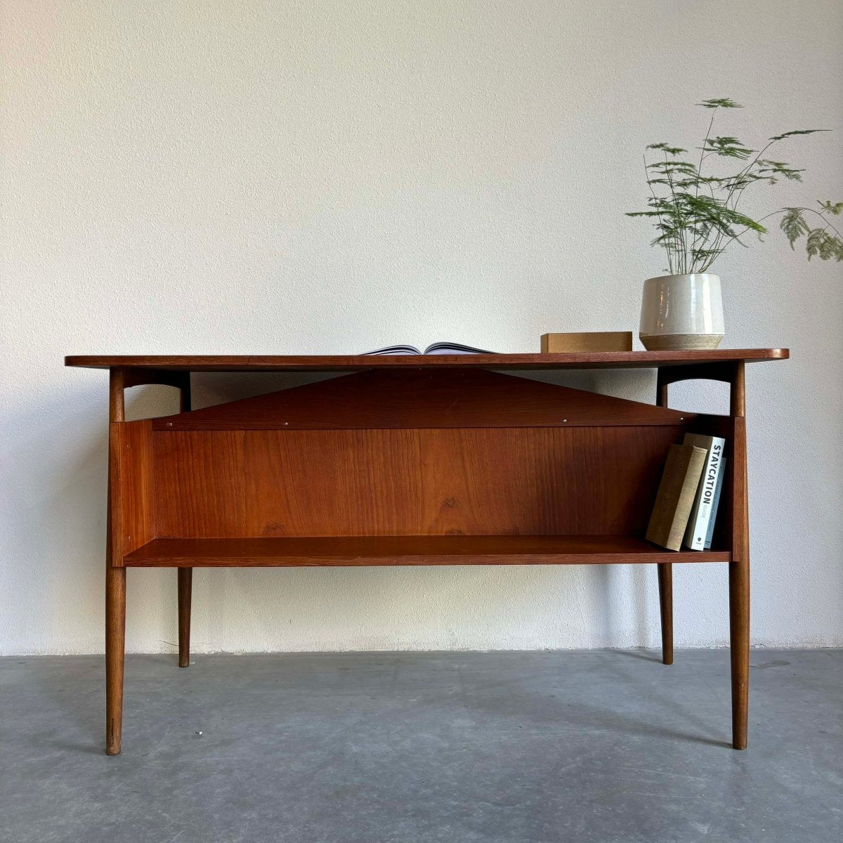 
                  
                    Bureau 2-zijdig Gunnar Nielsen Tibergaard - LOUI.STORE
                  
                