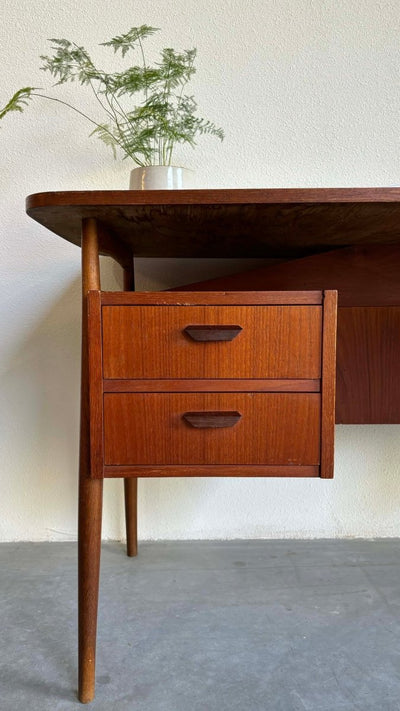 
                  
                    Bureau 2-zijdig Gunnar Nielsen Tibergaard - LOUI.STORE
                  
                