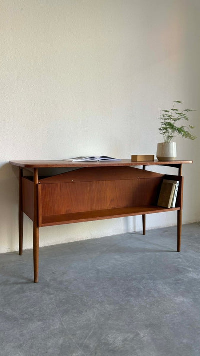 
                  
                    Bureau 2-zijdig Gunnar Nielsen Tibergaard - LOUI.STORE
                  
                