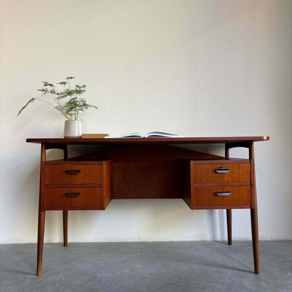 
                  
                    Bureau 2-zijdig Gunnar Nielsen Tibergaard - LOUI.STORE
                  
                