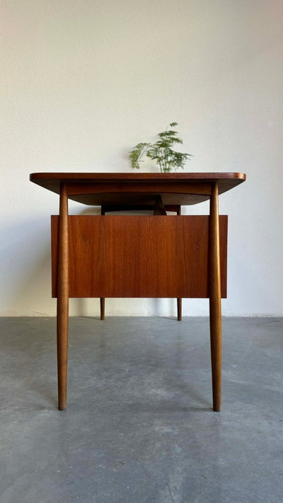 
                  
                    Bureau 2-zijdig Gunnar Nielsen Tibergaard - LOUI.STORE
                  
                