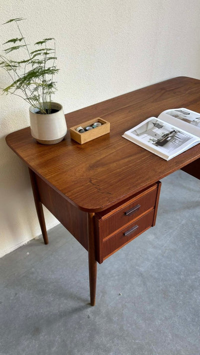 
                  
                    Bureau 2-zijdig Gunnar Nielsen Tibergaard - LOUI.STORE
                  
                