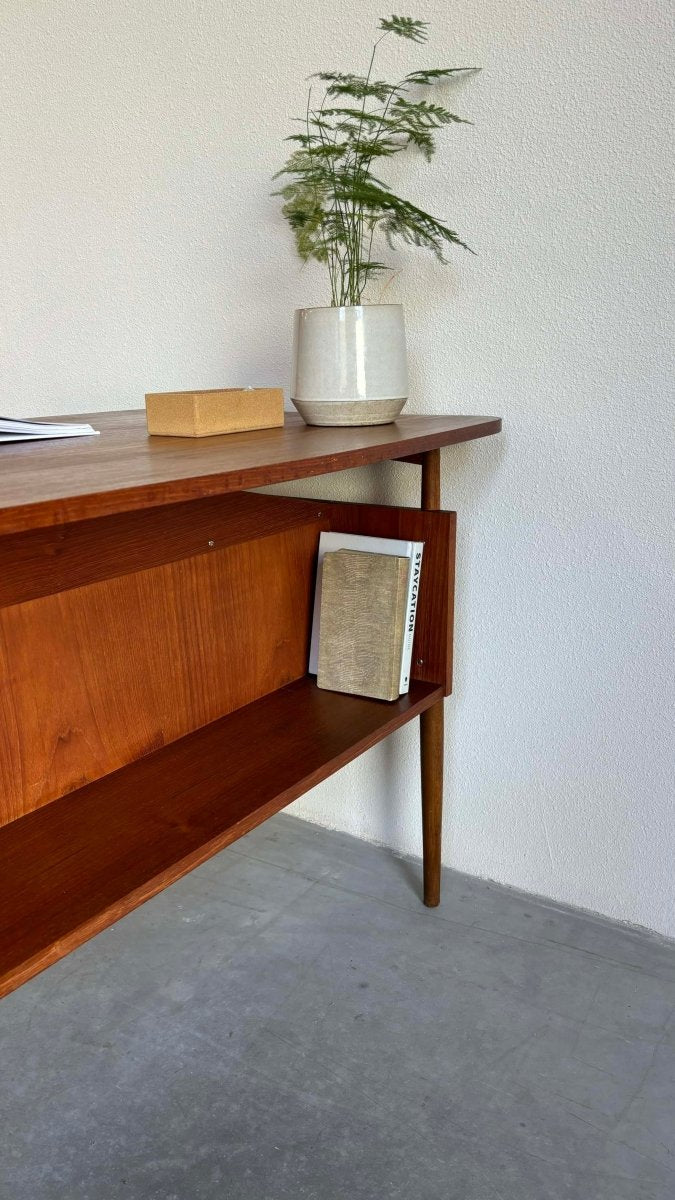 
                  
                    Bureau 2-zijdig Gunnar Nielsen Tibergaard - LOUI.STORE
                  
                
