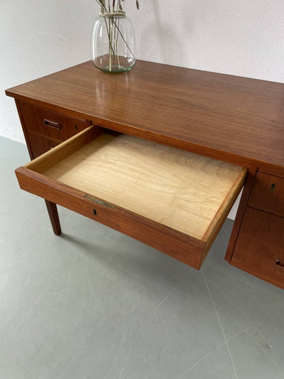 
                  
                    Bureau 7 lades teak - LOUI.STORE
                  
                