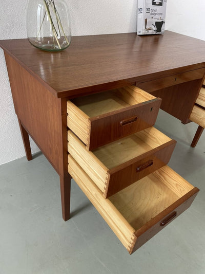 
                  
                    Bureau 7 lades teak - LOUI.STORE
                  
                