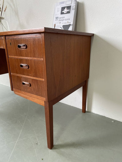 
                  
                    Bureau 7 lades teak - LOUI.STORE
                  
                