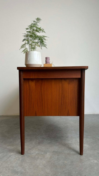 
                  
                    Bureau curved blad teak - LOUI.STORE
                  
                