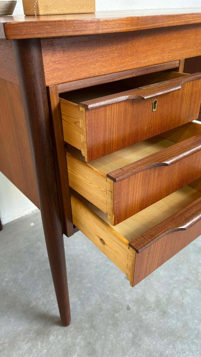 
                  
                    Bureau curved blad teak - LOUI.STORE
                  
                