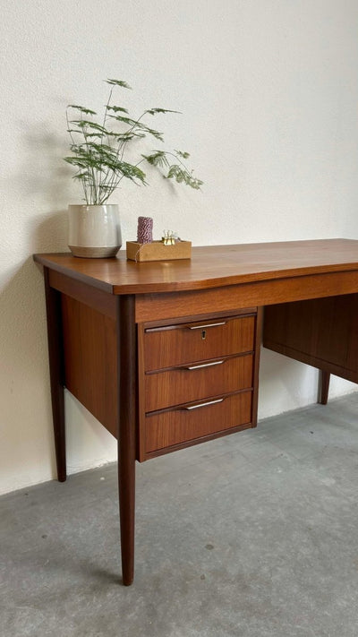 
                  
                    Bureau curved blad teak - LOUI.STORE
                  
                
