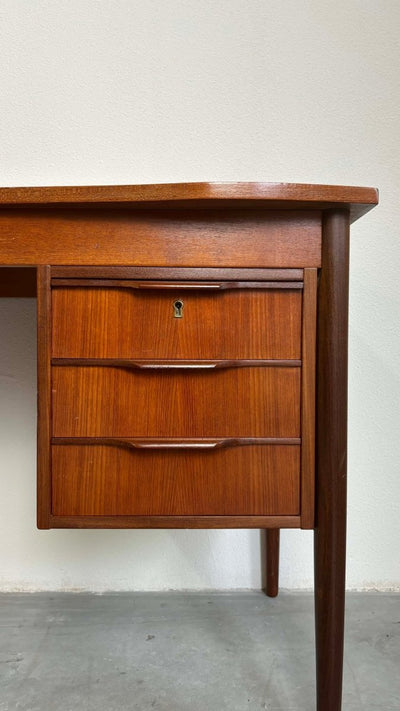 
                  
                    Bureau curved blad teak - LOUI.STORE
                  
                