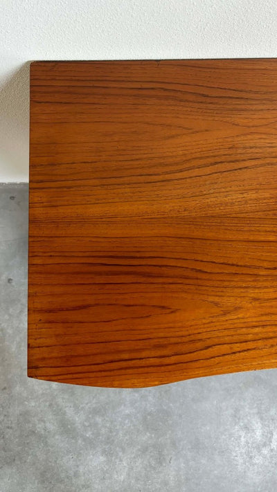 
                  
                    Bureau curved blad teak - LOUI.STORE
                  
                