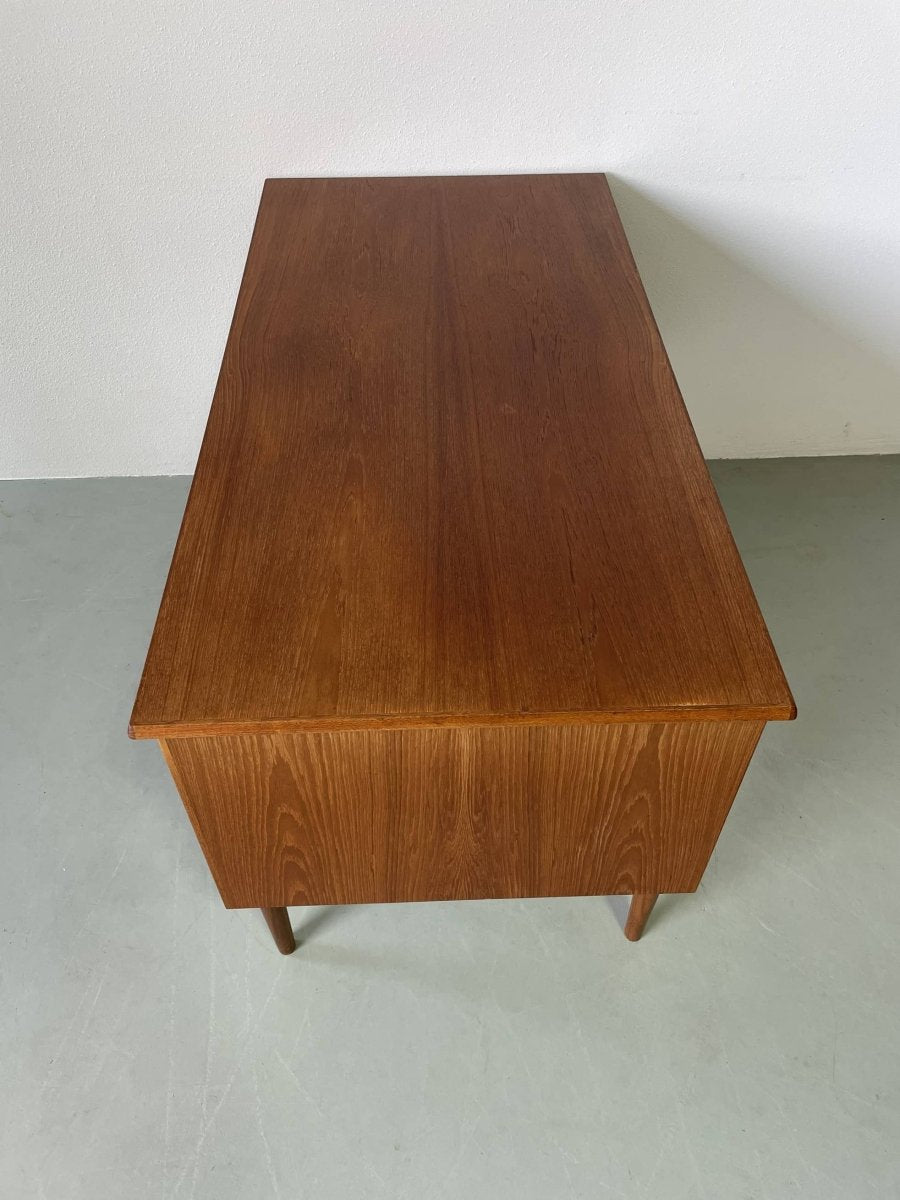 
                  
                    Bureau teak 2 sides - LOUI.STORE
                  
                