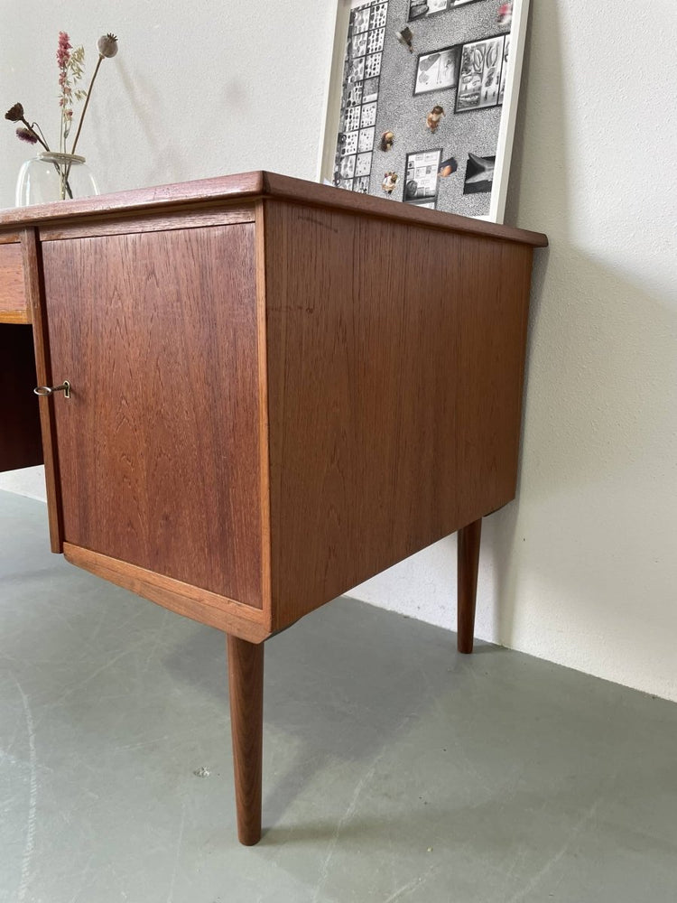 
                  
                    Bureau teak 2 sides - LOUI.STORE
                  
                