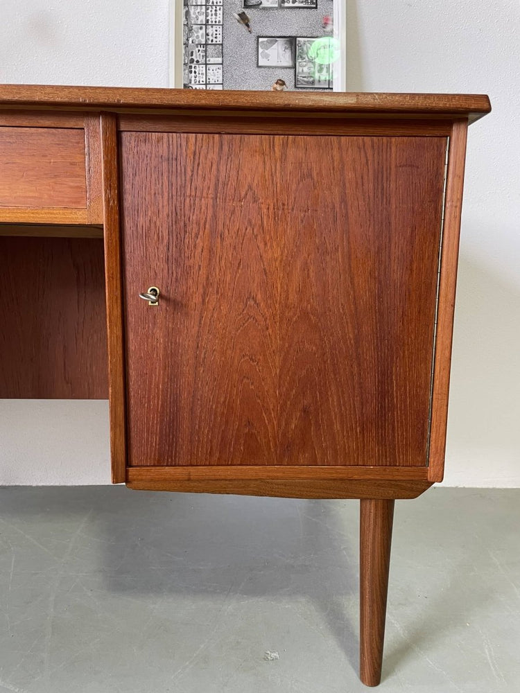 
                  
                    Bureau teak 2 sides - LOUI.STORE
                  
                