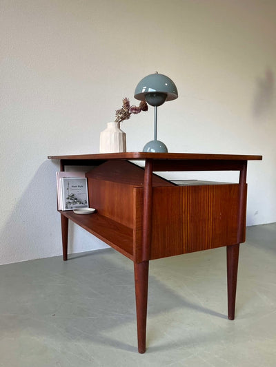 
                  
                    Bureau teak curved 2-zijdig - LOUI.STORE
                  
                