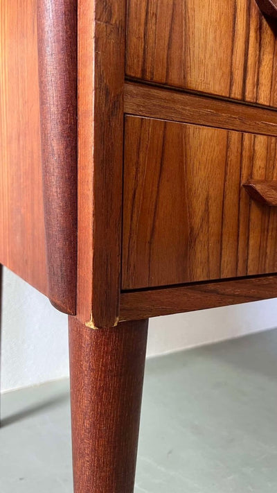 
                  
                    Bureau teak curved 2-zijdig - LOUI.STORE
                  
                