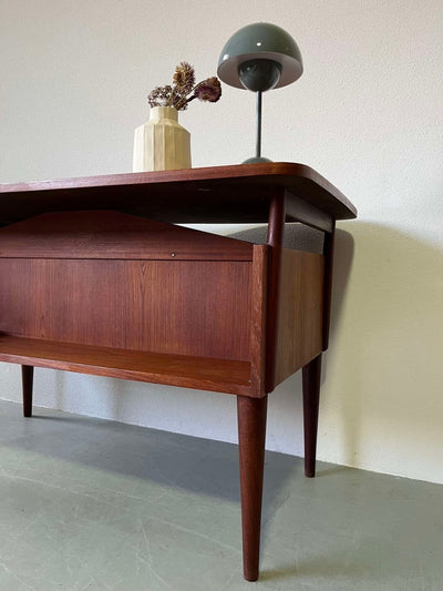 
                  
                    Bureau teak curved 2-zijdig - LOUI.STORE
                  
                
