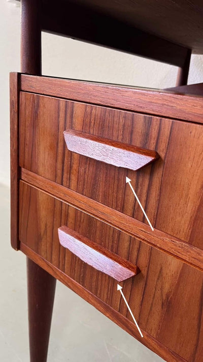 
                  
                    Bureau teak curved 2-zijdig - LOUI.STORE
                  
                