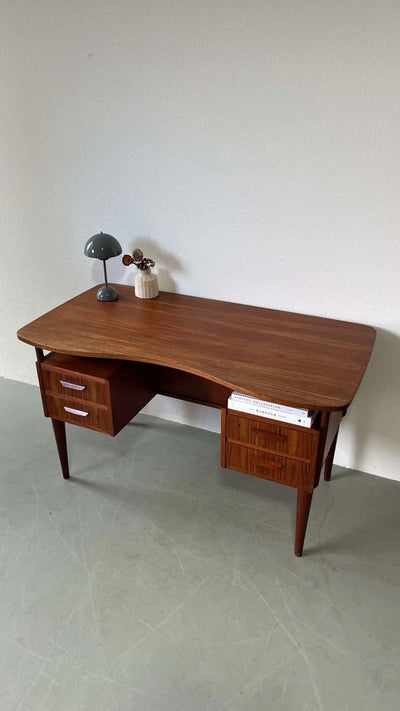 
                  
                    Bureau teak curved 2-zijdig - LOUI.STORE
                  
                